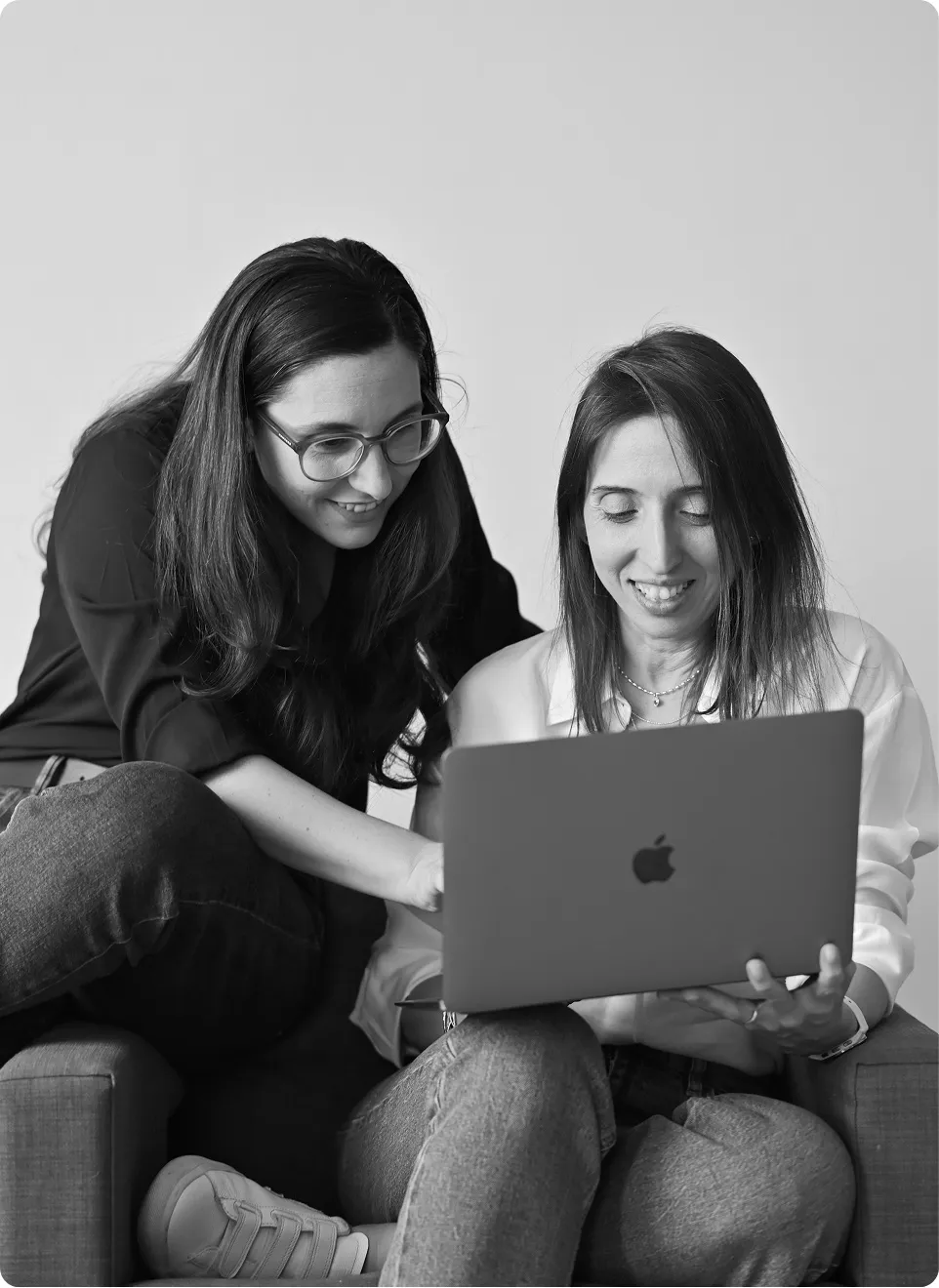 Caro y Ainhoa trabajando